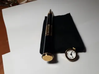 Bolígrafo de marca.