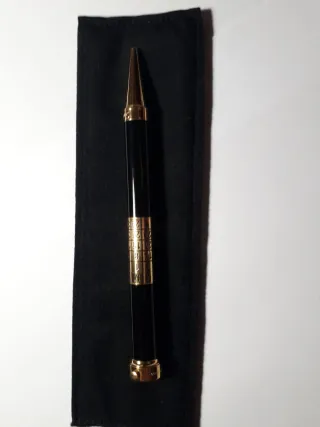 Bolígrafo de marca.