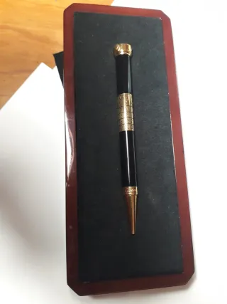 Bolígrafo de marca.