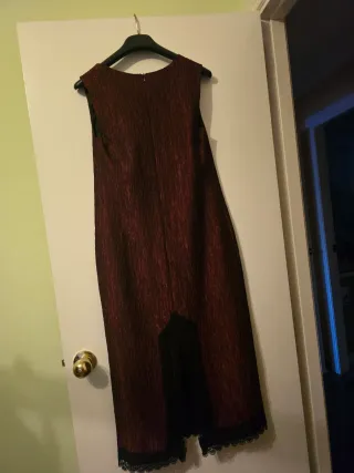 Vestido largo encaje rojo y beige y otras prendas