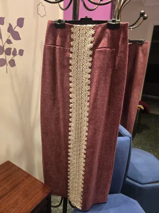 Vestido largo encaje rojo y beige y otras prendas