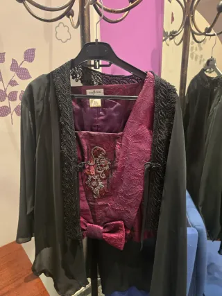 Vestido largo encaje rojo y beige y otras prendas