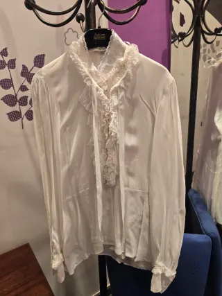 Vestido largo encaje rojo y beige y otras prendas