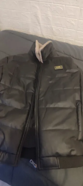 Cazadora negra acolchada con cuello