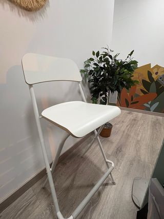 Taburete alto blanco y madera