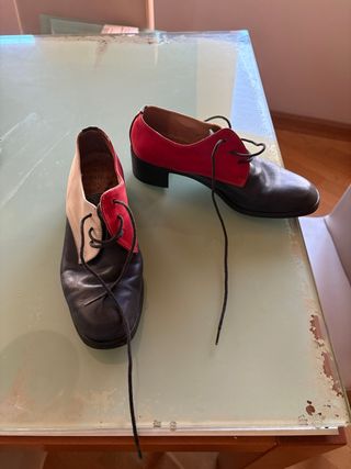 Zapatos claqué piel blanco, azul y rojo.