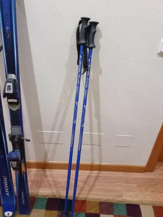 Esquís ATOMIC 1.7 con fijaciones Salomon.