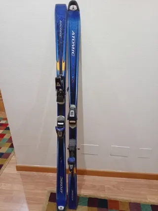 Esquís ATOMIC 1.7 con fijaciones Salomon.