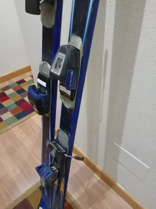 Esquís ATOMIC 1.7 con fijaciones Salomon.