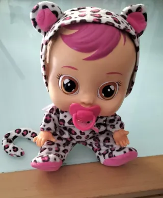 Muñeca Bebé Llorón con pijama de leopardo