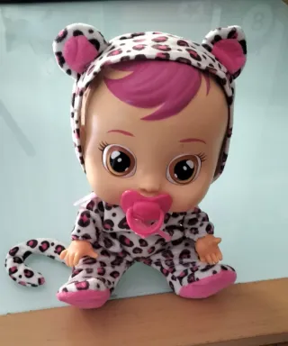 Muñeca Bebé Llorón con pijama de leopardo