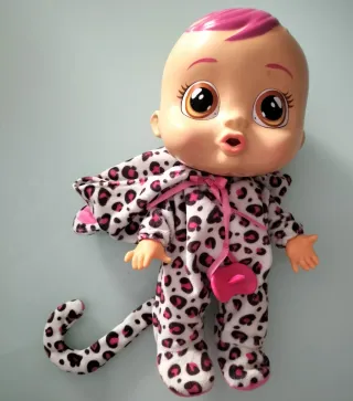 Muñeca Bebé Llorón con pijama de leopardo