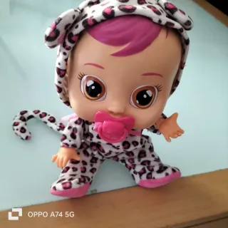 Muñeca Bebé Llorón con pijama de leopardo