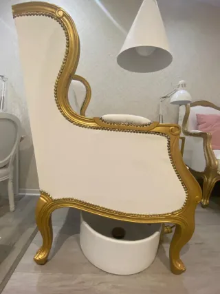 2 Sillones co. Plataforma para pedicura.