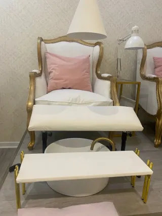 2 Sillones co. Plataforma para pedicura.