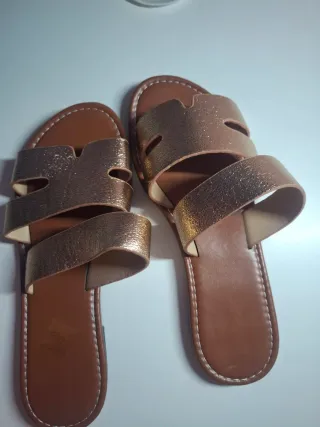 Sandalias doradas planas