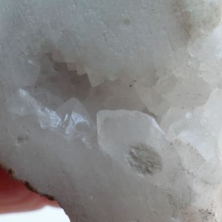 minerali QUARZO LATTEO IN GEODE Marocco (Q406)