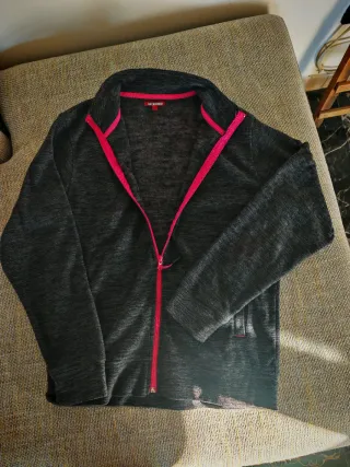 Felpa sportiva grigia con zip rosa