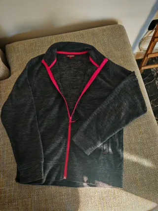 Felpa sportiva grigia con zip rosa