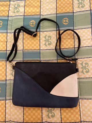 Bolso de mano negro y azul