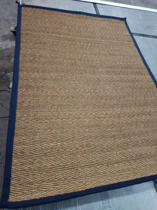 Alfombra de yute con borde azul