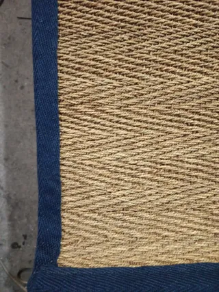 Alfombra de yute con borde azul