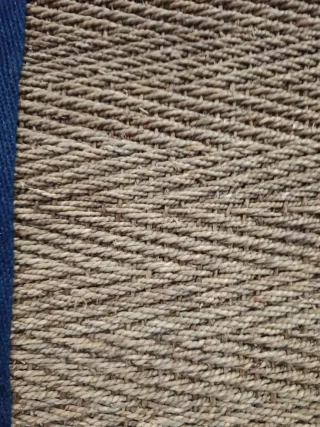 Alfombra de yute con borde azul