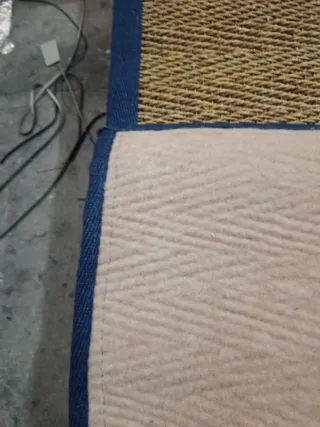 Alfombra de yute con borde azul