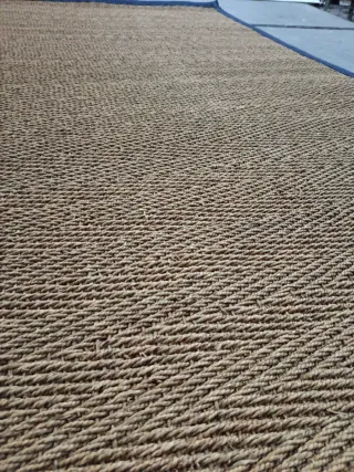 Alfombra de yute con borde azul