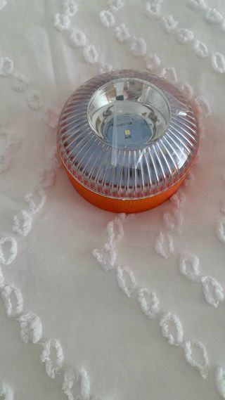 Baliza V16 Luz de Emergencia NO HOMOLOGADA.