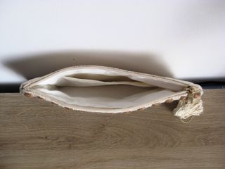 Pochette multicolor con detalles pailletados