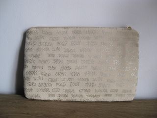 Pochette multicolor con detalles pailletados