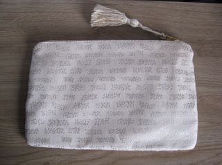 Pochette multicolor con detalles pailletados