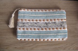 Pochette multicolor con detalles pailletados