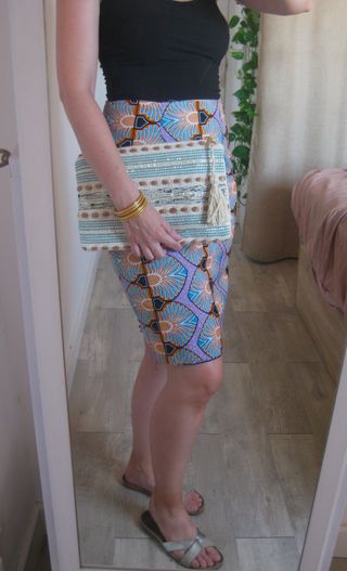 Pochette multicolor con detalles pailletados