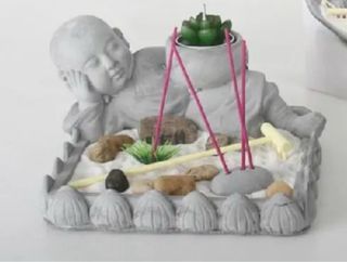 Jardín Zen con Incienso y Figura Buda