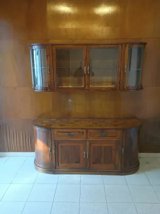 Mueble de madera con vitrina