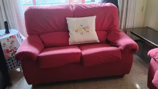 Sofá rojo 2 plazas + mesa centro