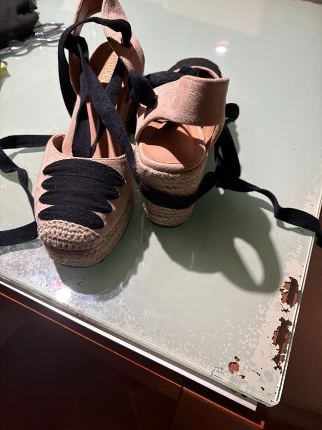 Cuñas beige y negras con cordones