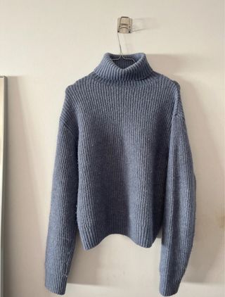 Camisola de punto azul con cuello alto