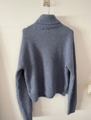 Camisola de punto azul con cuello alto