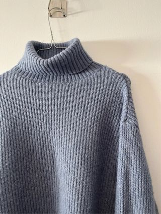 Camisola de punto azul con cuello alto