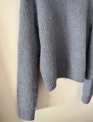 Camisola de punto azul con cuello alto