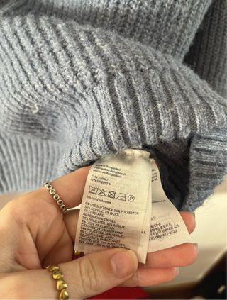 Camisola de punto azul con cuello alto