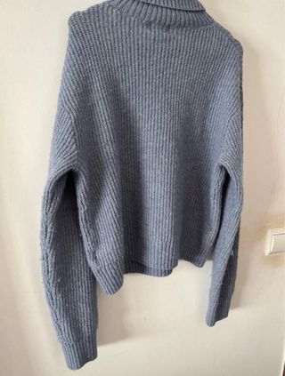 Camisola de punto azul con cuello alto