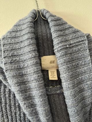 Camisola de punto azul con cuello alto