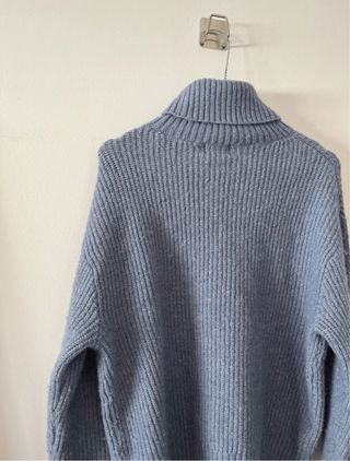 Camisola de punto azul con cuello alto