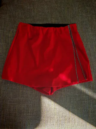 Pantaloncino gonna rosso con dettagli