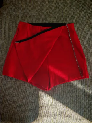 Pantaloncino gonna rosso con dettagli