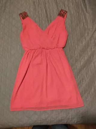 Vestido Zara Coral con Hombros Adornados